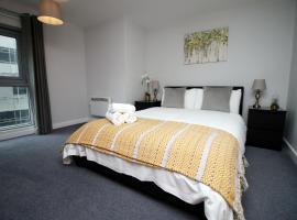 Violet's Corner Luxury Apartment by StayStaycations, luxury hotel in Swindon