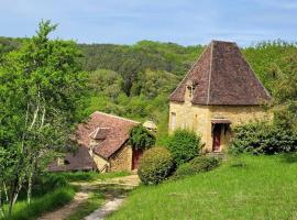 Beautiful house with heated pool, hotel com estacionamento em Saint-Léon-sur-Vézère