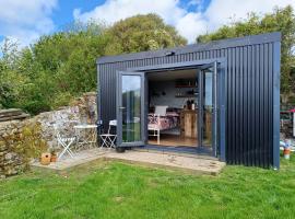 Rhubarb Hut, set in the beautiful Cornish Countryside, hotel with parking in Helston