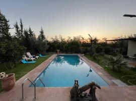 villa Marrakech piscine privée，馬拉喀什的有停車位的飯店