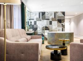 Golden Queen Deluxe Jacuzzi Apartments - Old Town, serviced apartment in Krakow