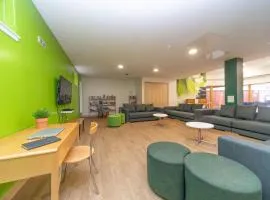 JOIVY Affordable 3,4,5 and 12 bed private flats next to Royal Mile
