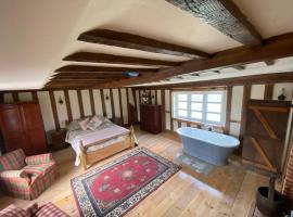 A newly renovated, cosy escape in the beautiful Shepherd's Cottage, hotel in East Dereham