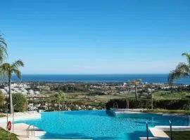 Wonderful 3-bedroom apartment with garden and amazing views Hacienda Senorio Cifuentes Marbella