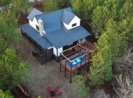 Lux Cabin/Outdoor Theater/Enjoy Morning Sunrise, hotell i Broken Bow
