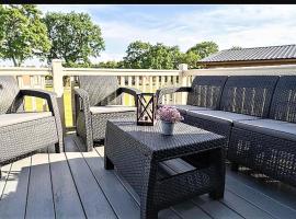 Moore Lodge with Hot Tub, hotel with parking in Barmby on the Moor