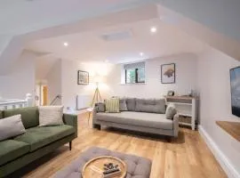 Spacious Property with Waterfall View by LetMeStay