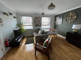 Ground floor apartment, central location with free parking, chỗ nghỉ tự nấu nướng ở Hereford