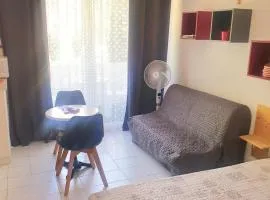 coquet Studio Classé Deux Étoiles, Balcon avec Table, et Wifi