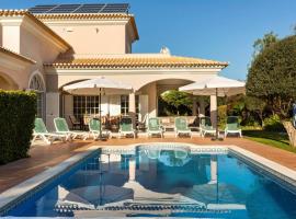 Luxury Villa José with swimming pool, hotel di Quarteira