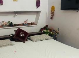 vaishnavi homestay, hotel with parking in Sultānpur