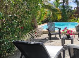 bungalow tout confort avec piscine à 5 mn de la mer, hotel in Saint-François