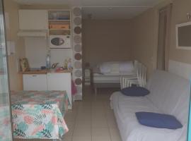 Studio cabine à 200m de la plage sainte Cécile, apartamento em Camiers
