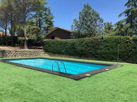 Villa Rana, con amplio jardín, barbacoa y piscina, hotel i Valdemorillo