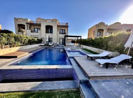 Luxurious Villa with Infinity Private Pool & Jacuzzi over Sabina Island's Lagoon, villa in Hurghada