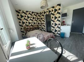 Studio petit plus gaming !, Hotel in Calais