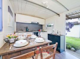 Peaceful house for FOUR - Camping with style! -By EasyLife Swiss, hotel v destinaci Novaggio