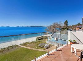 Gorgeous Harbourside with Stunning views, apartment in Soldiers Point