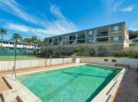 The Dunes Two bedroom apartment overlooking pool, hotel i Fingal Bay