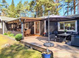 Nice Home In hus With Wifi And 2 Bedrooms, stuga i Åhus