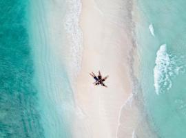 Stingray Beach Inn, готель з басейнами у Маафуші