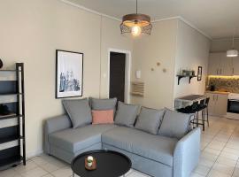 White elephant first floor apartment, hotel dekat Panthessaliko Stadium, Volos