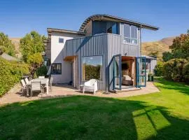 Lakehouse Retreat - Wanaka Holiday Home