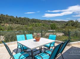 Vintage Maisonette with 3-bdrms, Akti Elias Halkidiki, hotel en Kalogria