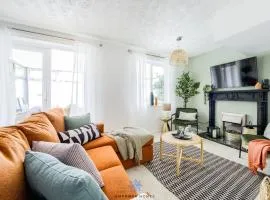 Beautiful House in Coventry CV2, Close to University & Hospital, Private Parking