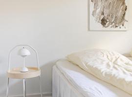 V&aelig;relse i rolig villakvarter, central beliggenhed