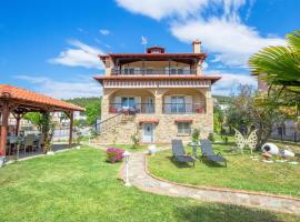 Private 6-bdrm Villa with garden 150m to beach, goedkoop hotel in Paradisos