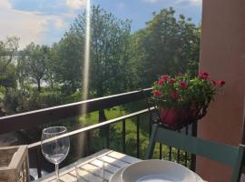 Appartamento Miralago Varese Lakefront and Garden, hotel din Gavirate