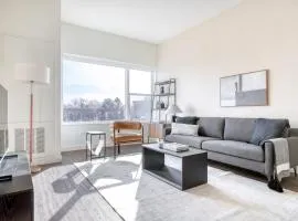 Elmhurst 1br w lounge pool gym nr Metra CHI-864