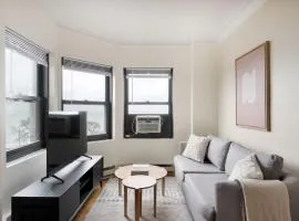 Gold Coast studio w doorman gym 2 blocks to L CHI-916