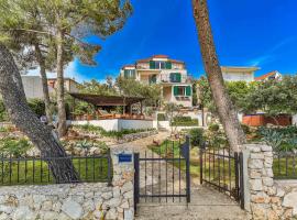 Luxury villa - by the sea, summer kitchen, hot tub, SUP, boat, 5 rooms, wifi, parking - Trogir，奧庫格哥恩基的飯店