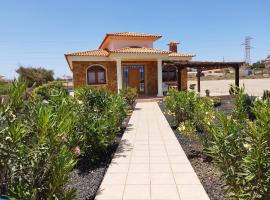 Villa Casa Del Sol 3 Bedroom Villa With Private Solar Covered 12m x 6m Pool Minimum Stay 7 Nights Chromecast And WiFi Throughout The Property, hotel i Triquivijate