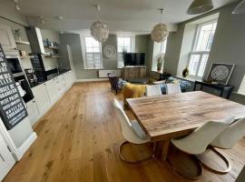 Luxurious 2 bedroom apartment in central Berwick, hotel in Berwick-Upon-Tweed