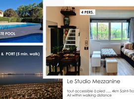 Studio mezzanine entier à 5min de la plage et de St tropez, hotel in Cogolin