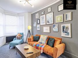Vintage Vibes By Artisan Stays in Southend-On-Sea I Free Parking I Sleeps 5 I Weekly or Monthly Stay Offer, pet-friendly hotel in Southend-on-Sea