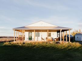 Fox Lane - Prince Edward County Farmhouse, holiday home in Picton