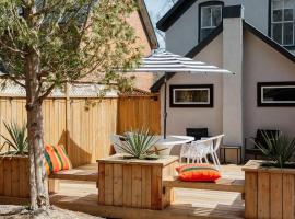 Harbour Main playful century home w private patio: Picton şehrinde bir otel