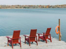 Narrows Nook - Prince Edward County Waterfront, hotel v destinaci Deseronto