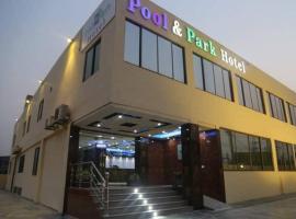 Pool & Park Hotel, hotel em Lahore