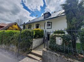 Villa Amalia, centrum Banska Stiavnica, parkovanie pre 2 auta, velka zahrada s krbom, cela Villa Amalia pre 16 osob alebo samostatne nezavisle prve podlazie Villa AMA pre 8 osob alebo samostatne nezavisle podkrovie Villa LIA pre 8 osob,prístup cez PIN-kód