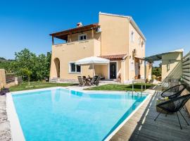 Villa Anastasia by Konnect with Private Pool & Outdoor Spa Tub, hotel di Agios Ioannis