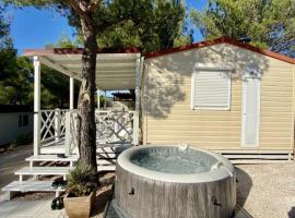 Mobile Home Pinija, Hotel mit Whirlpools in Jezera