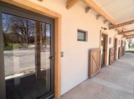 La Petite Auberge Insolite, hostel σε Saint-Affrique