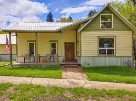 Downtown Bonners Ferry Home with Covered Porch!, hotel in Bonners Ferry