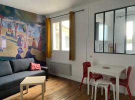 Studio perfect for 2 adults and 1 kid, and up to 2 kids - Jourdain 20e, 25mn to Louvre via line M11, hôtel à Paris près de : Métro Botzaris