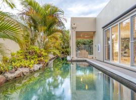 Luxury resort style villa pool by Custom Bnb Hosting, hotel v destinaci Pelican Waters